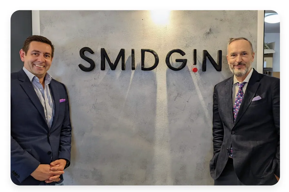 Ivan Skenderoski and Graeme Lowther either side of the Smidgin sign at the distillery